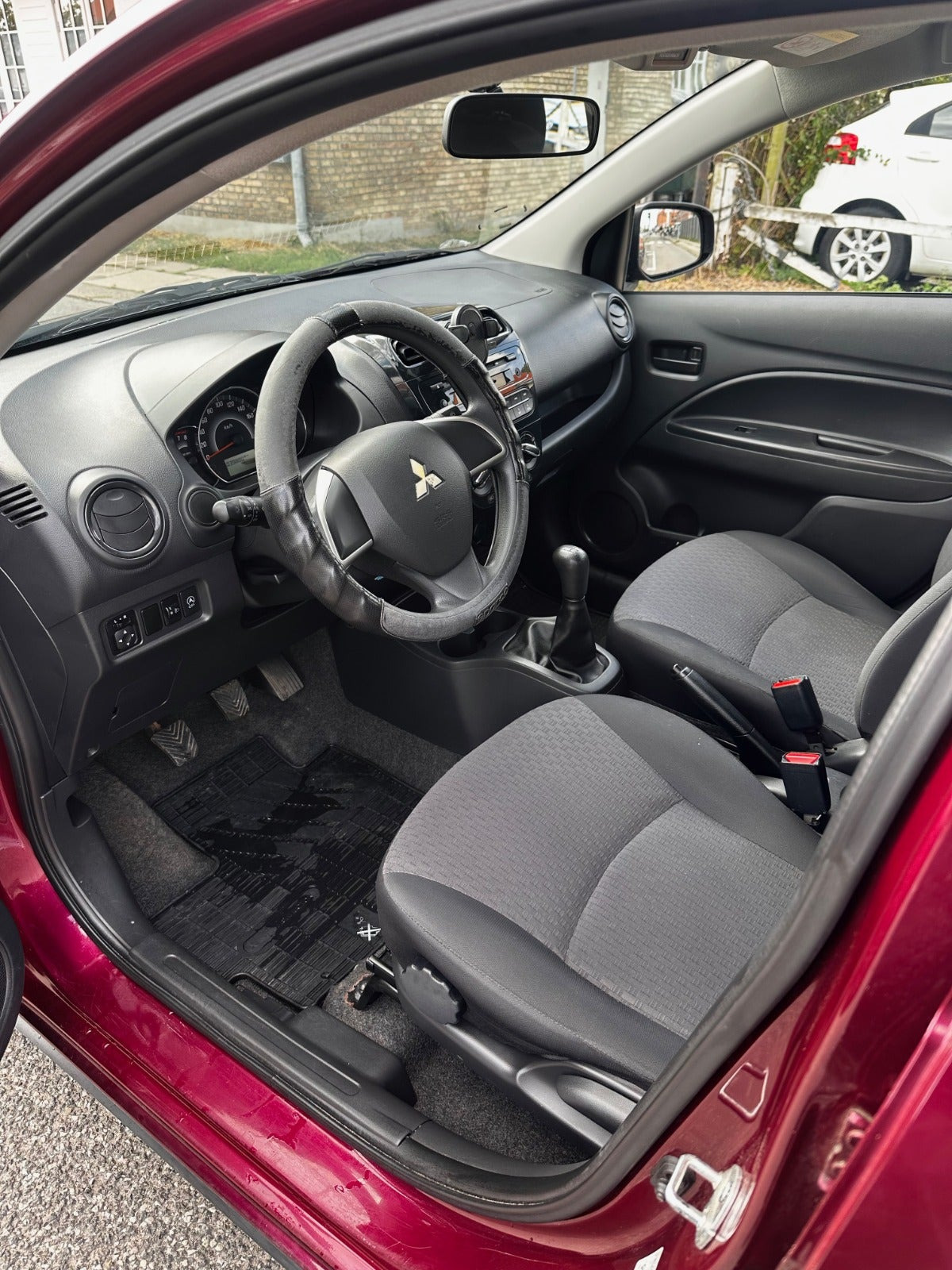 Rød Mitsubishi Space Star fra 2016
