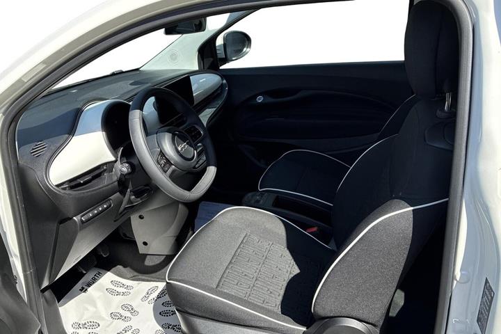 Hvid Fiat 500e fra 2023