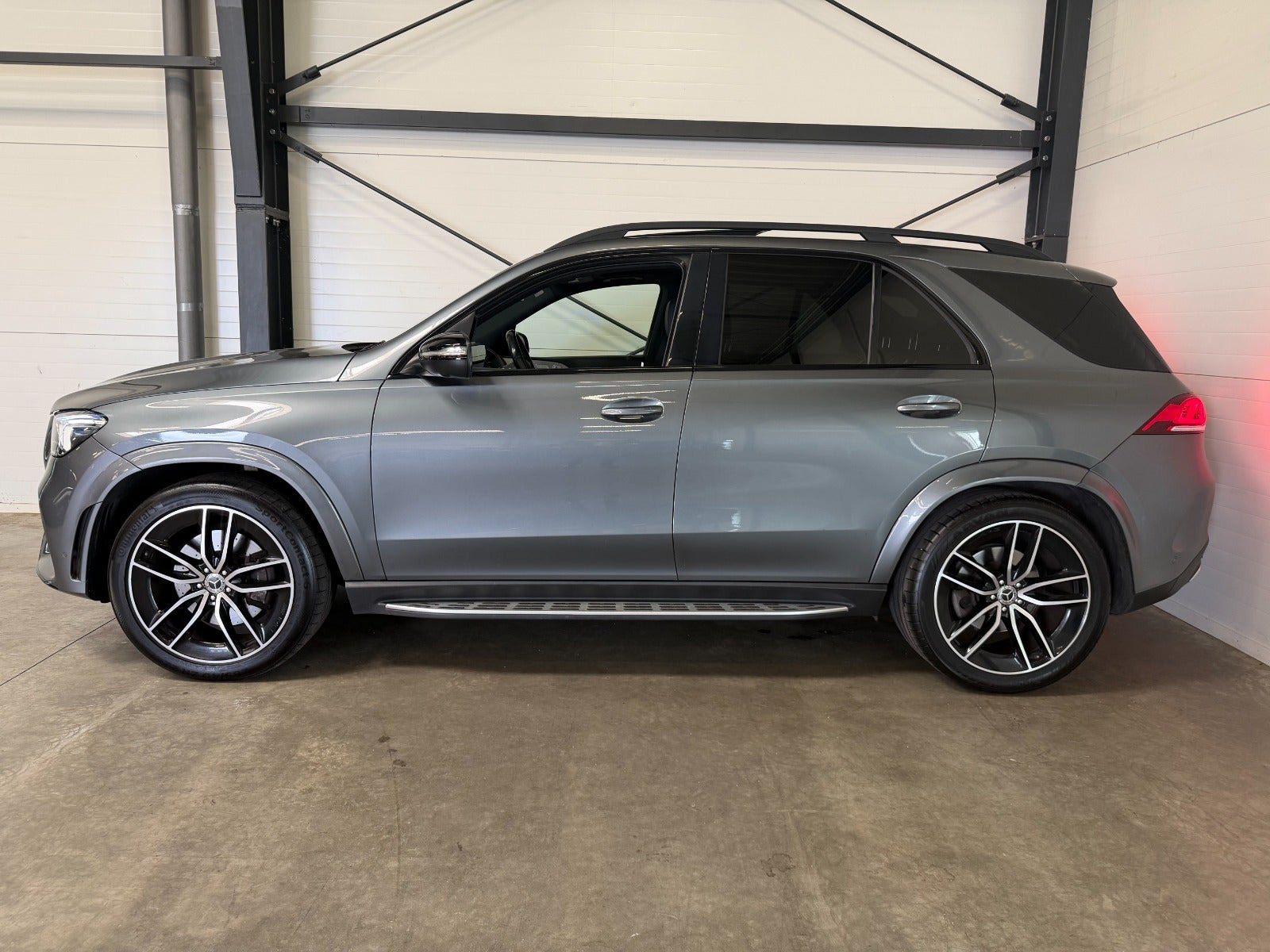 Grå Mercedes GLE400 d fra 2019