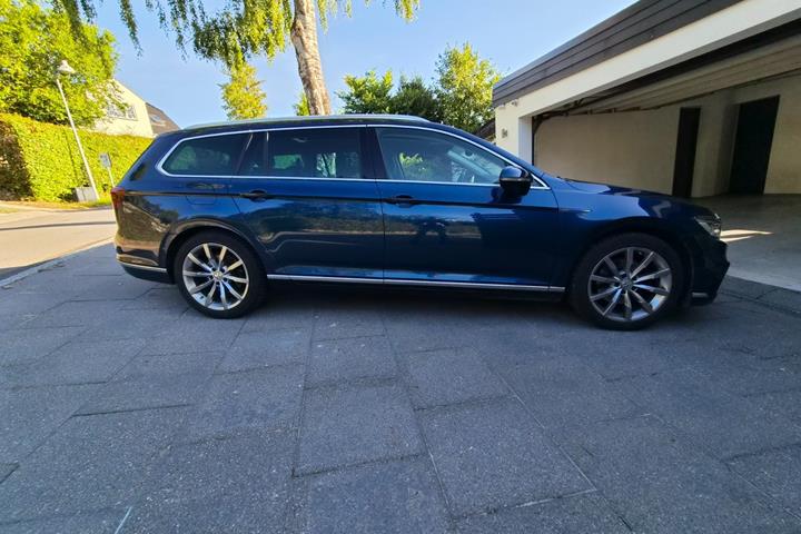 Sort VW Passat fra 2020