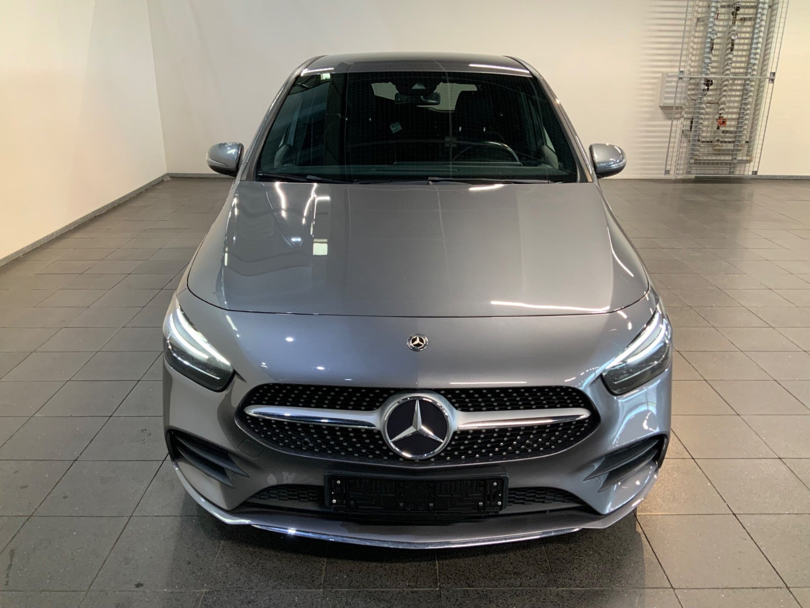 Grå Mercedes B220 d fra 2019 set udefra