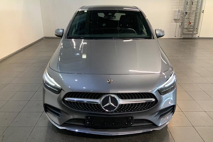 Grå Mercedes B220 d fra 2019 set udefra