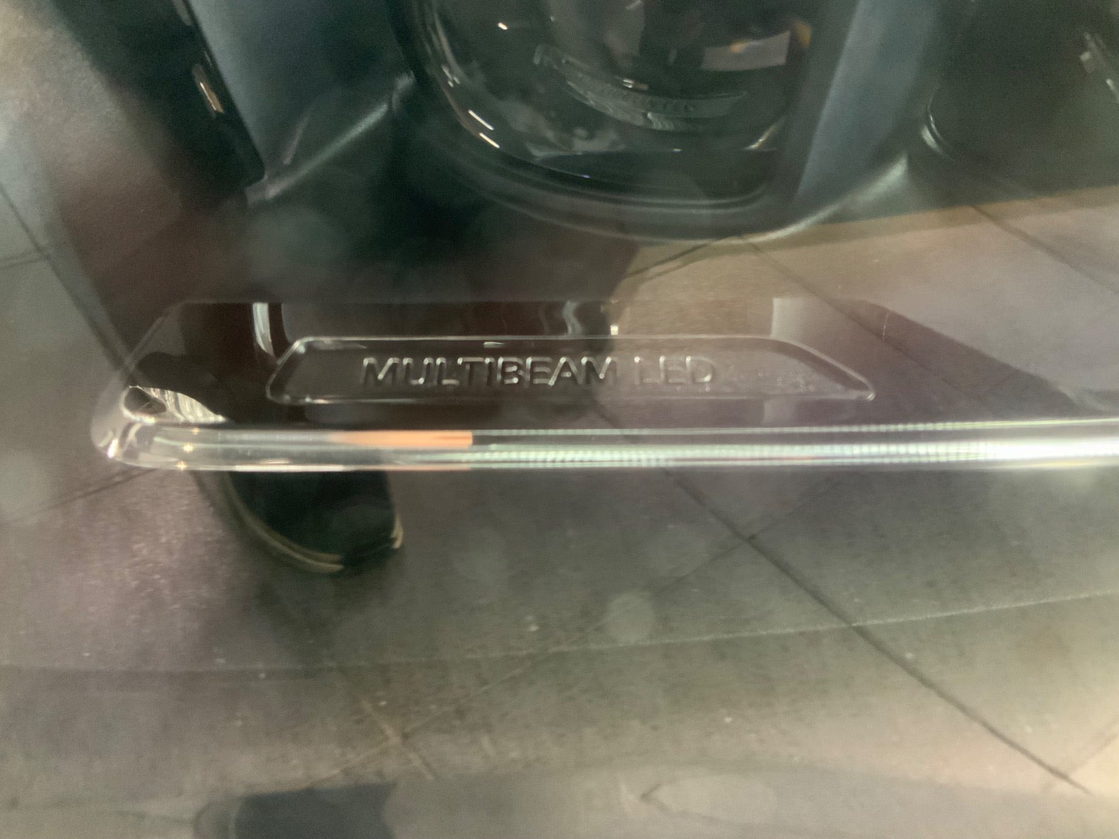 Grå Mercedes B220 d fra 2019 set udefra