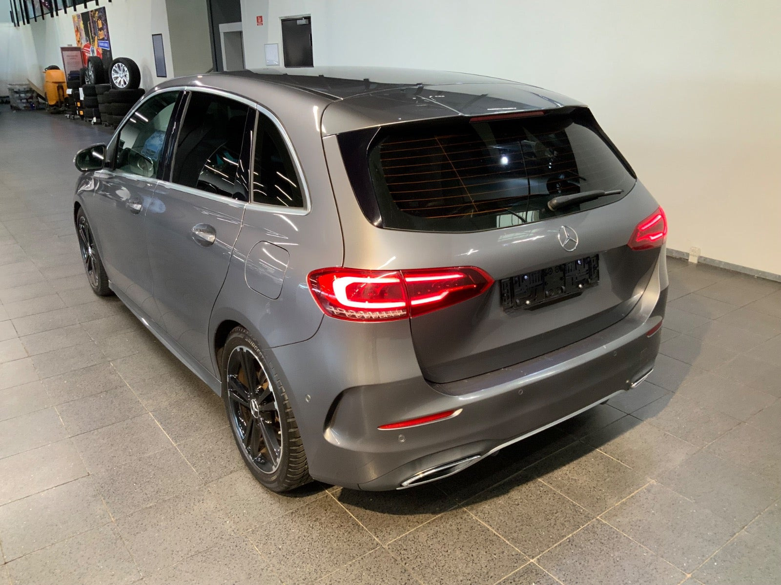 Grå Mercedes B220 d fra 2019