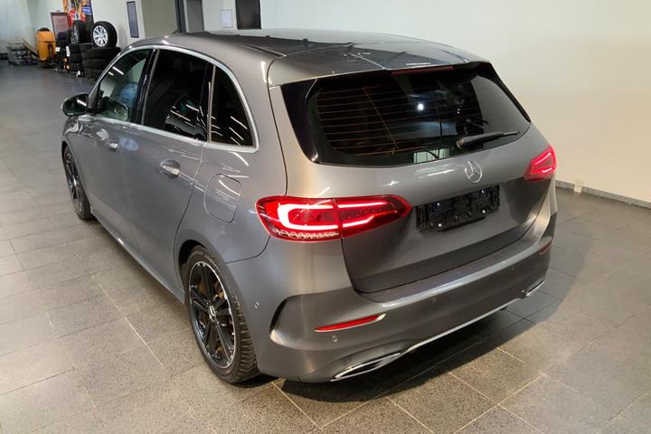 Grå Mercedes B220 d fra 2019