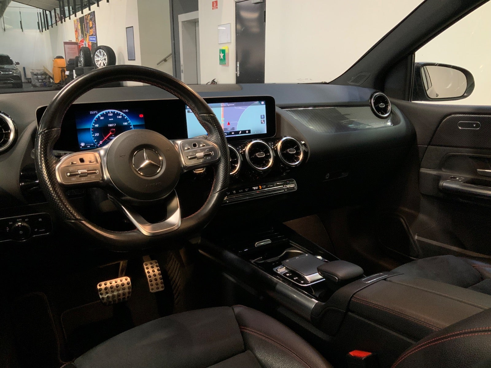 Grå Mercedes B220 d fra 2019 set indefra