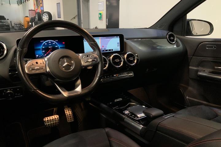 Grå Mercedes B220 d fra 2019 set indefra