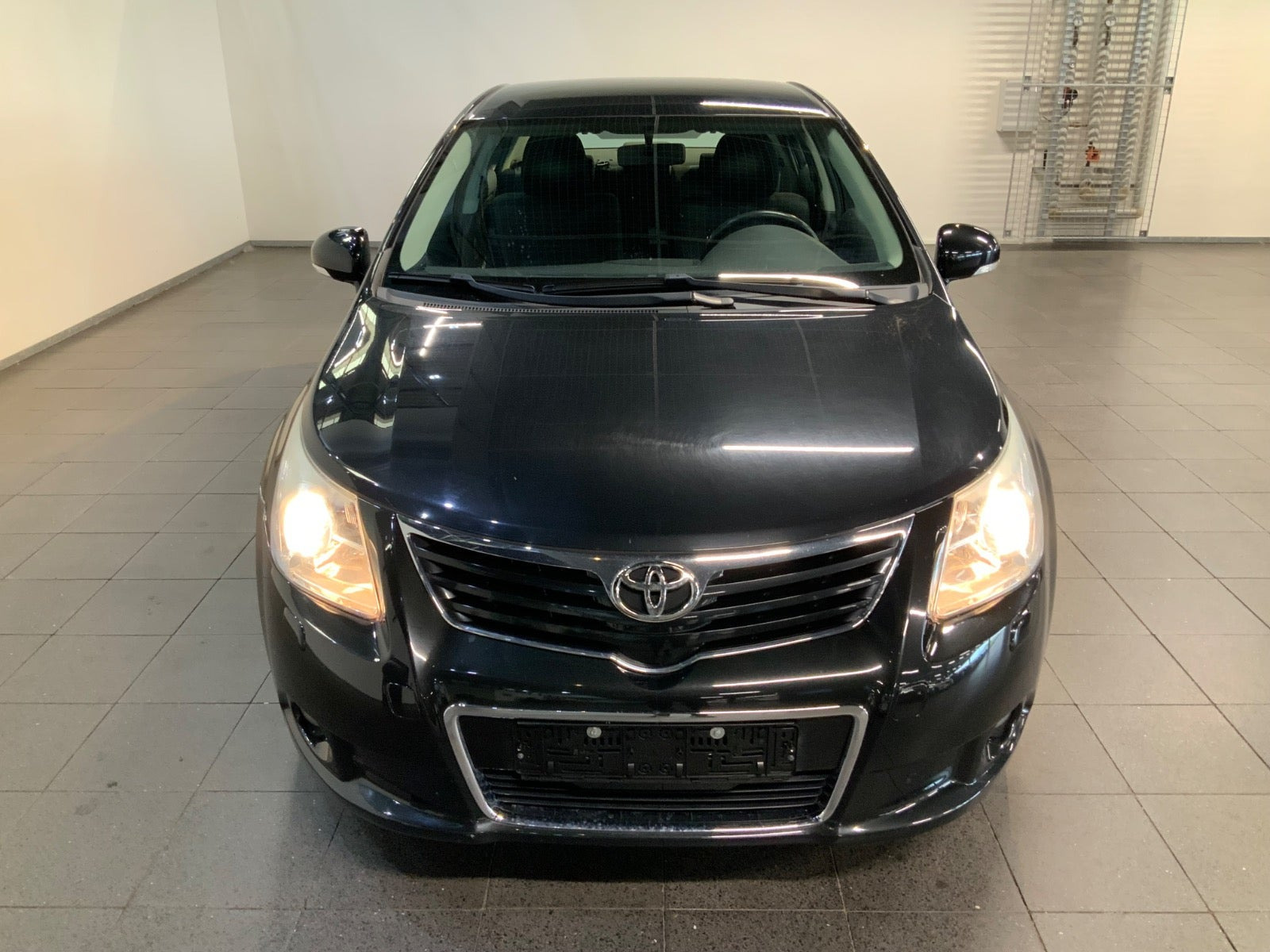 Sort Toyota Avensis fra 2010