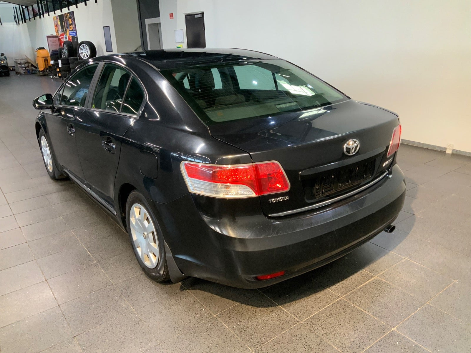 Sort Toyota Avensis fra 2010