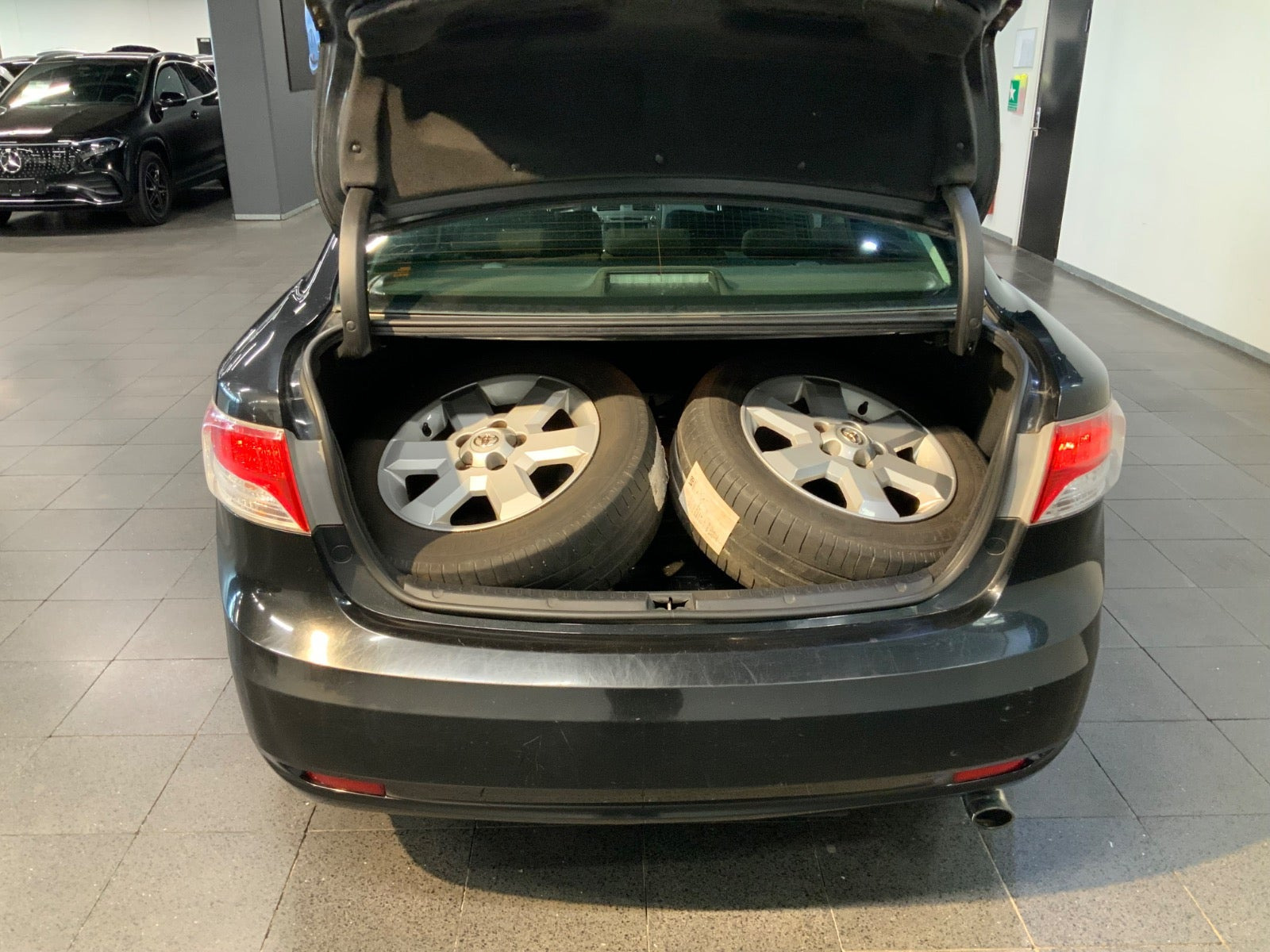 Sort Toyota Avensis fra 2010
