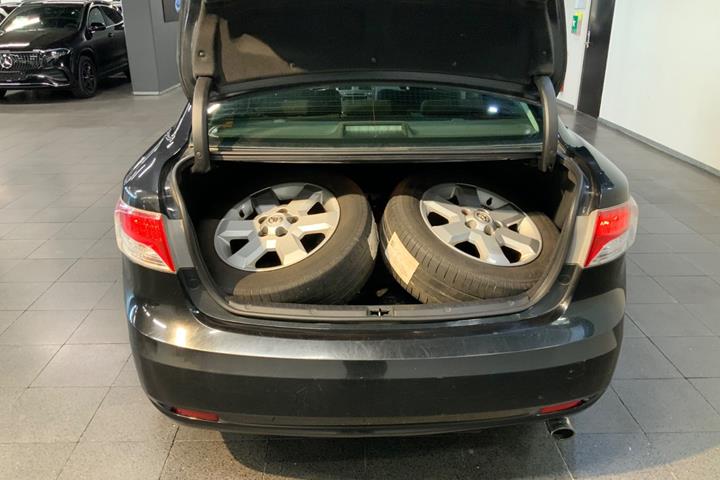 Sort Toyota Avensis fra 2010