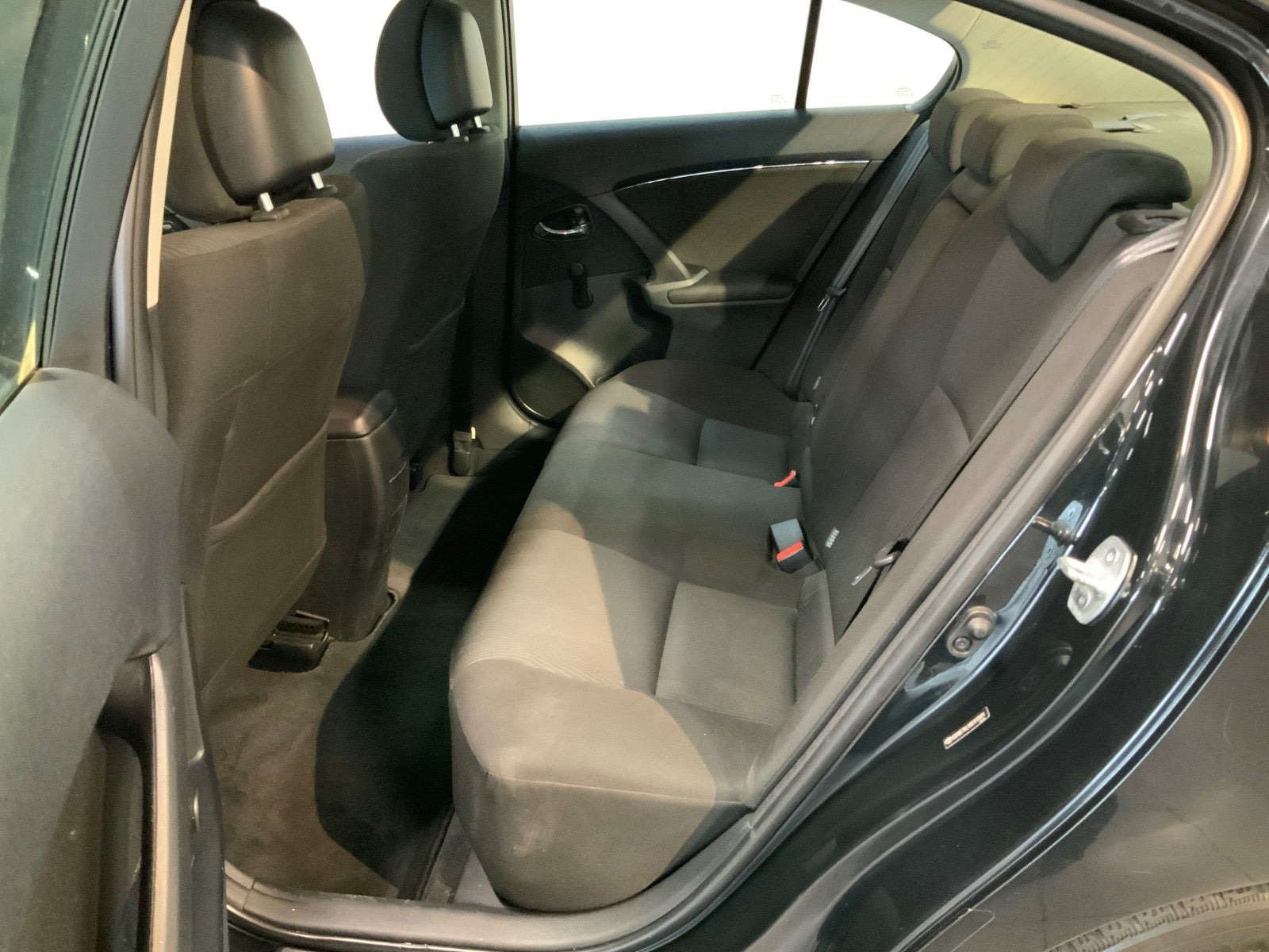 Sort Toyota Avensis fra 2010