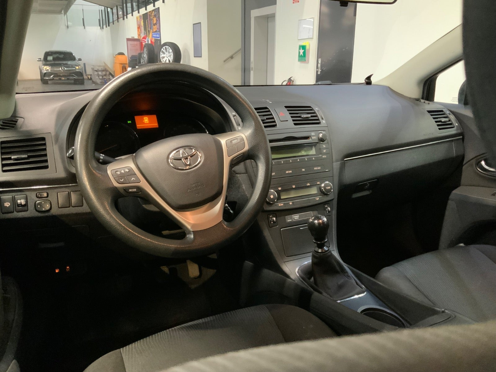 Sort Toyota Avensis fra 2010