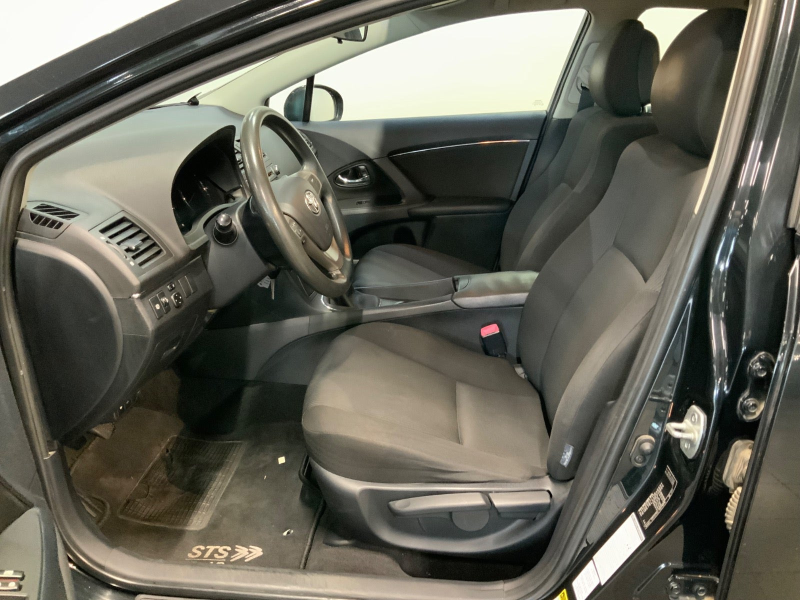 Sort Toyota Avensis fra 2010