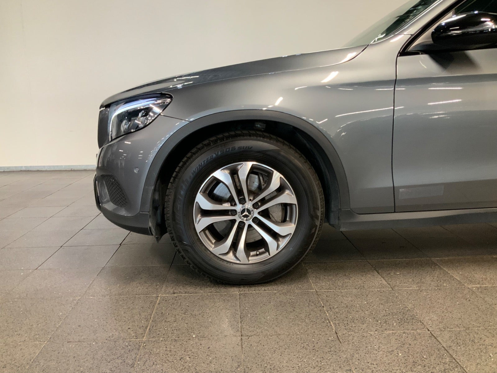Grå Mercedes GLC350 d fra 2018