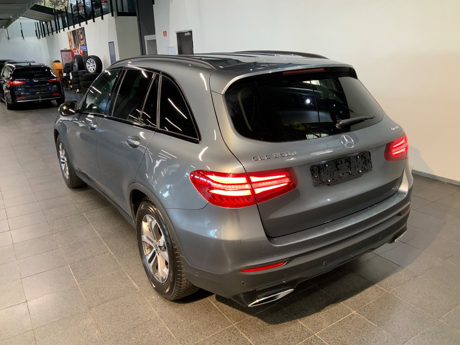 Grå Mercedes GLC350 d fra 2018