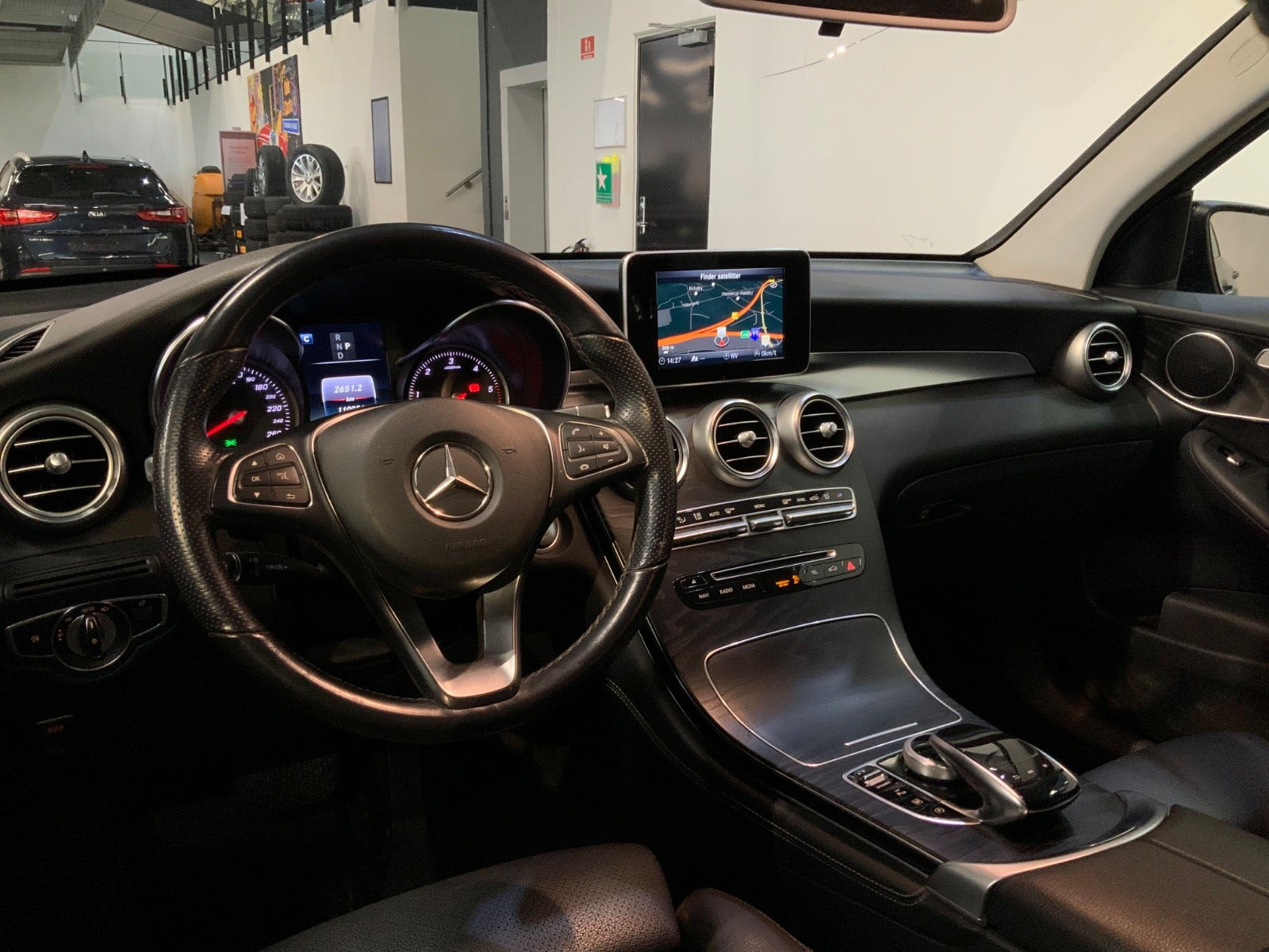 Grå Mercedes GLC350 d fra 2018