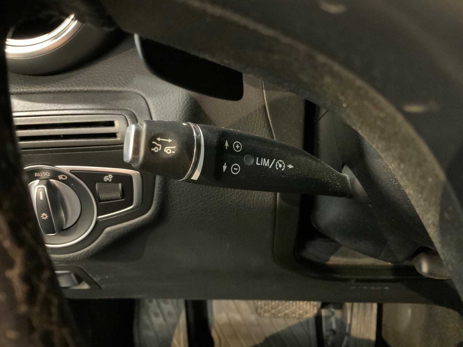 Grå Mercedes GLC350 d fra 2018