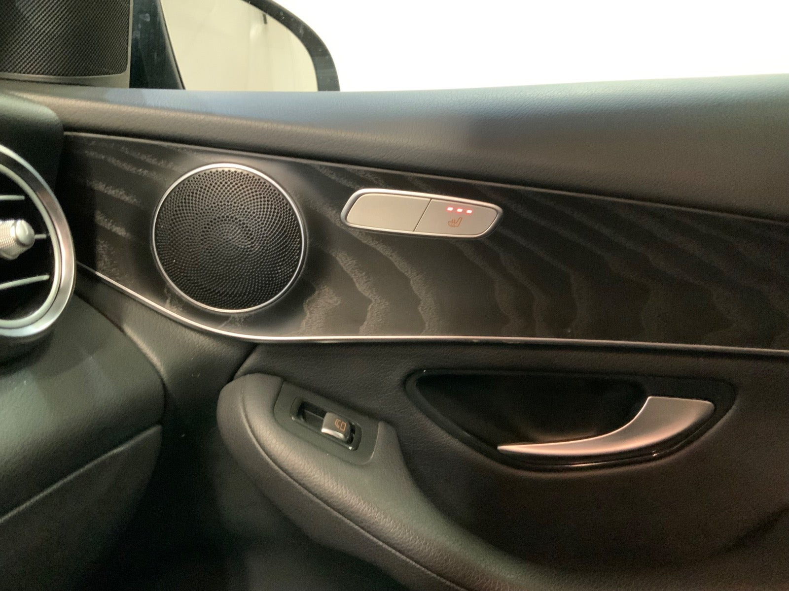 Grå Mercedes GLC350 d fra 2018