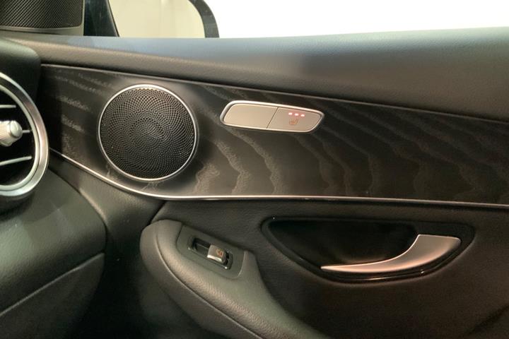 Grå Mercedes GLC350 d fra 2018