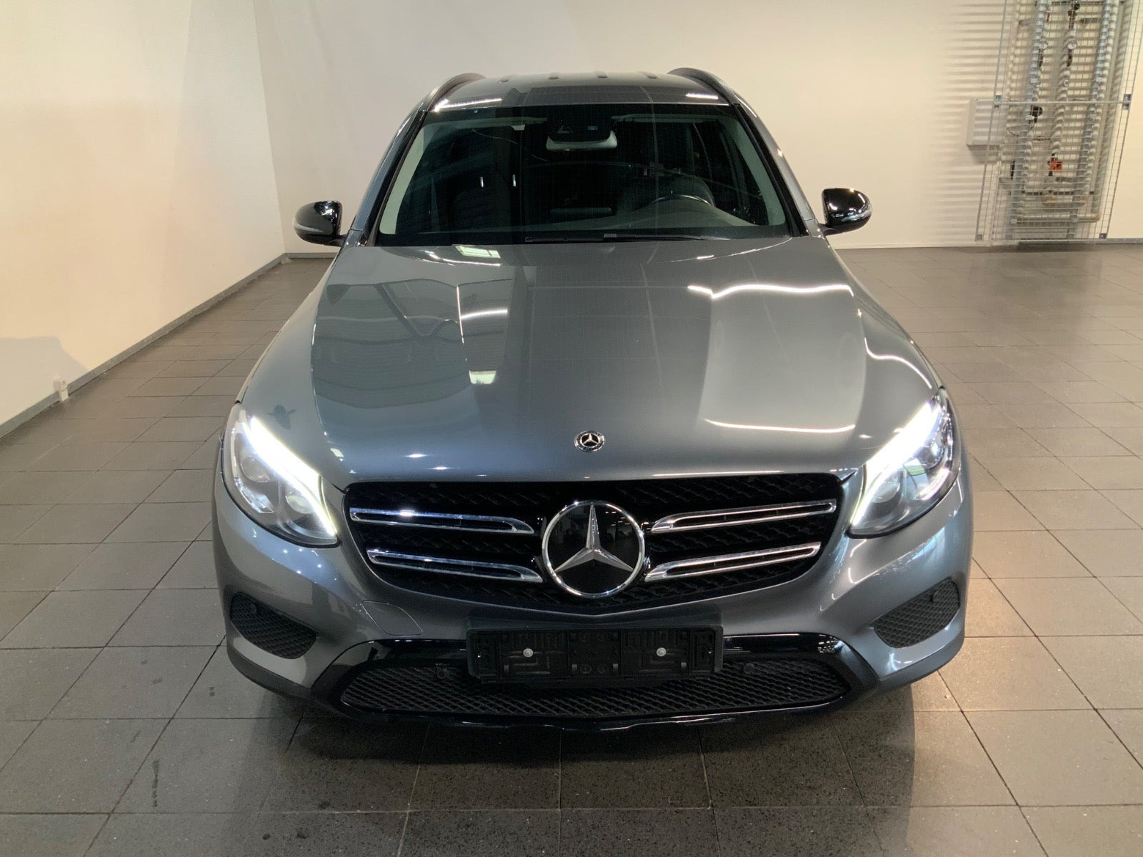 Grå Mercedes GLC350 d fra 2018