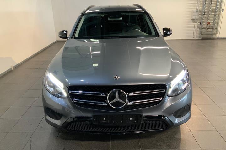 Grå Mercedes GLC350 d fra 2018