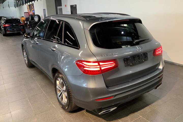 Grå Mercedes GLC350 d fra 2018