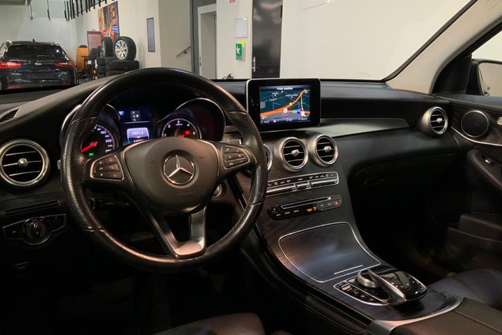 Grå Mercedes GLC350 d fra 2018
