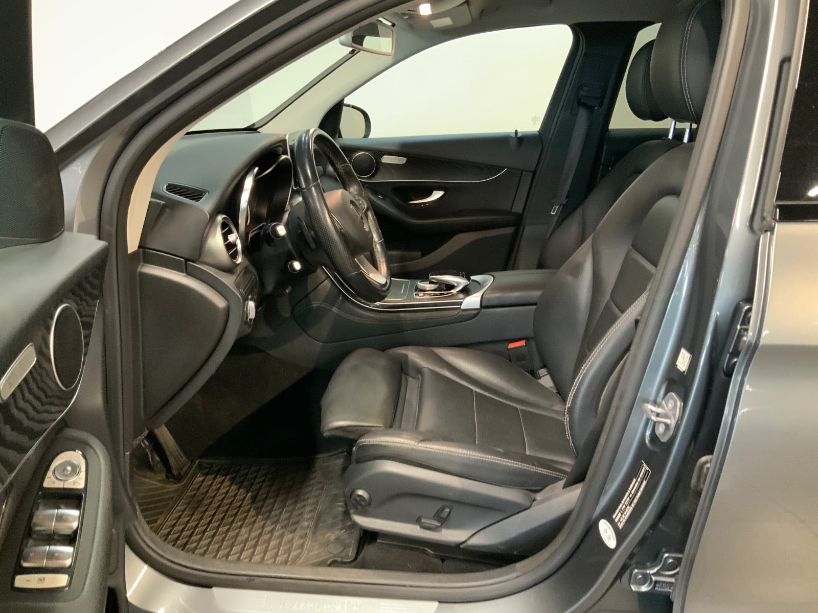 Grå Mercedes GLC350 d fra 2018