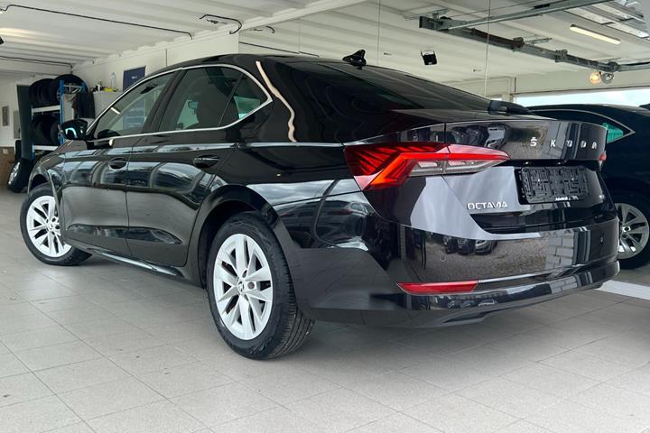 Sort Skoda Octavia fra 2021