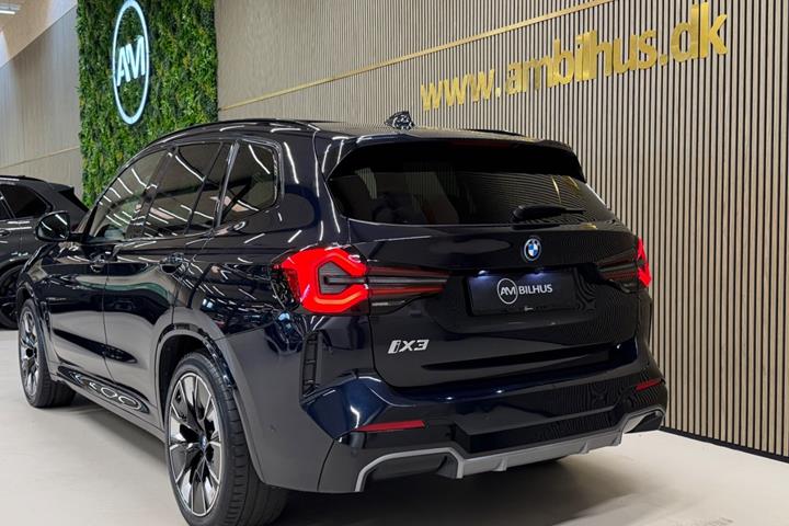 Sort BMW iX3 fra 2024