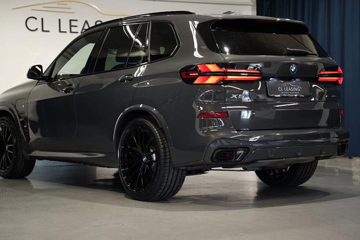 Grå BMW X5 fra 2023