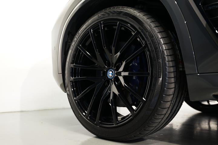 Grå BMW X5 fra 2023