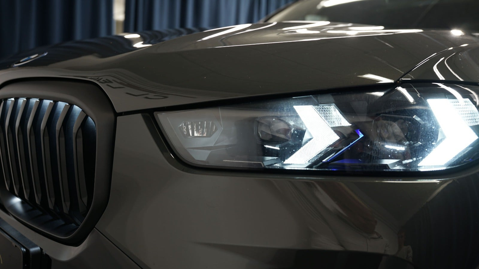 Grå BMW X5 fra 2023
