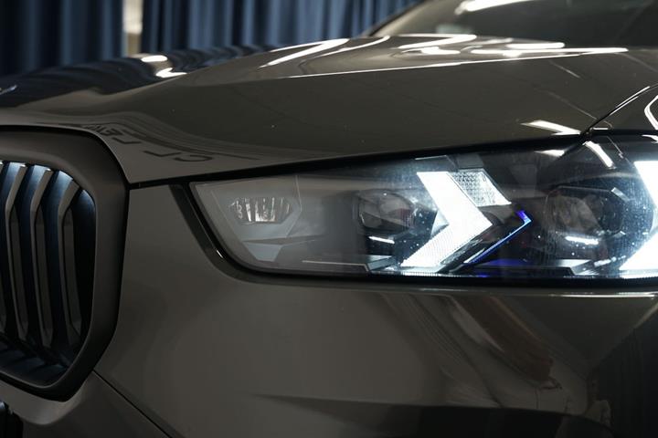 Grå BMW X5 fra 2023