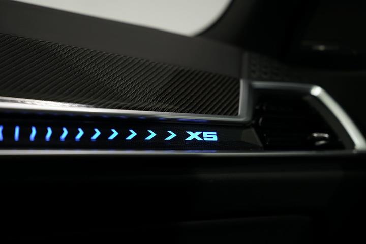 Grå BMW X5 fra 2023