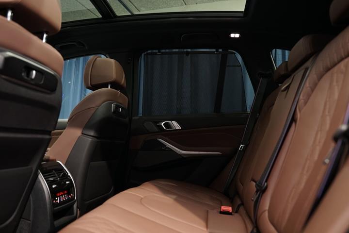 Grå BMW X5 fra 2023