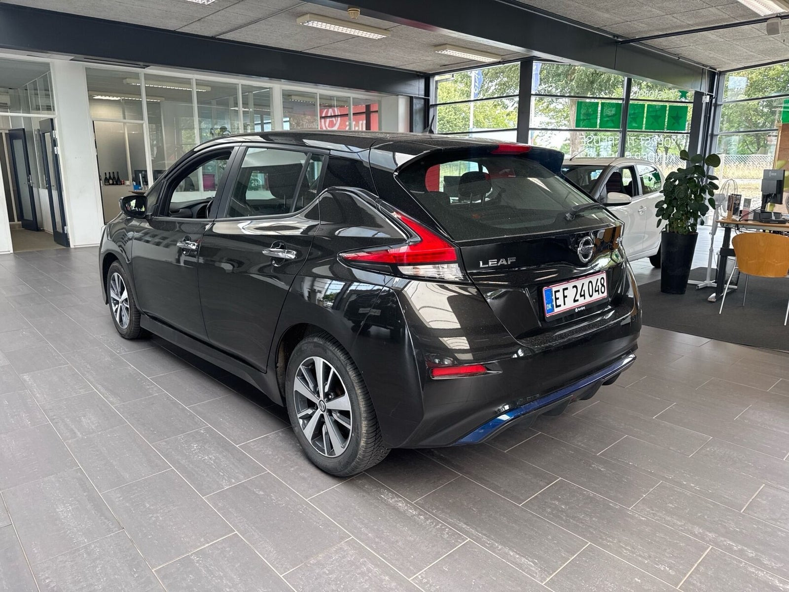 Sort Nissan Leaf fra 2021