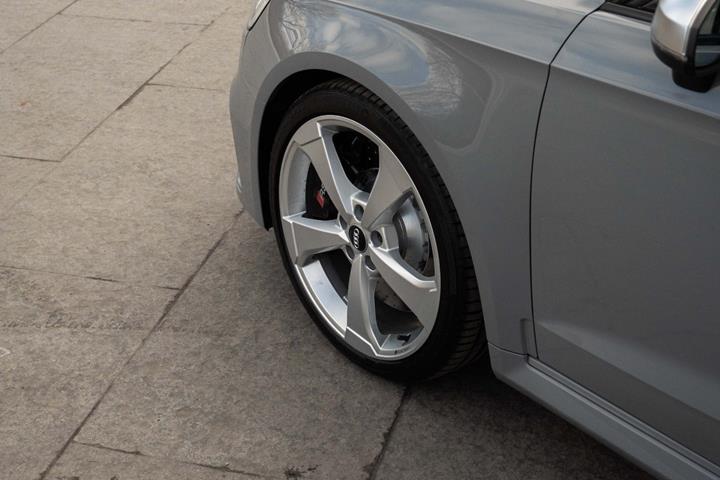 Grå Audi RS3 fra 2020