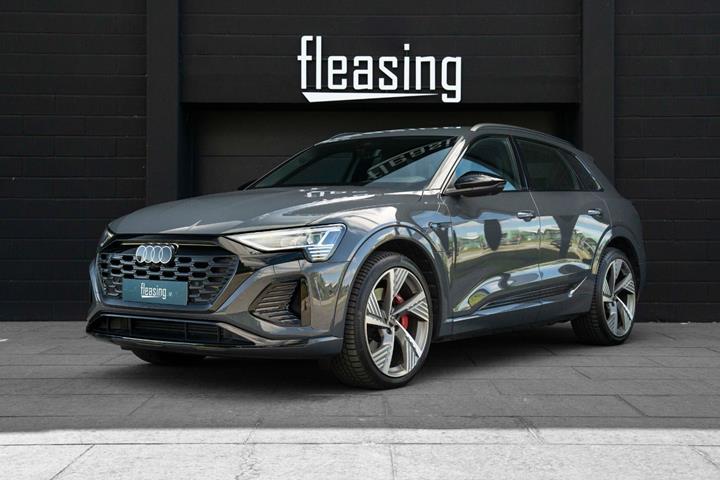 Grå Audi Q8 e-tron fra 2024