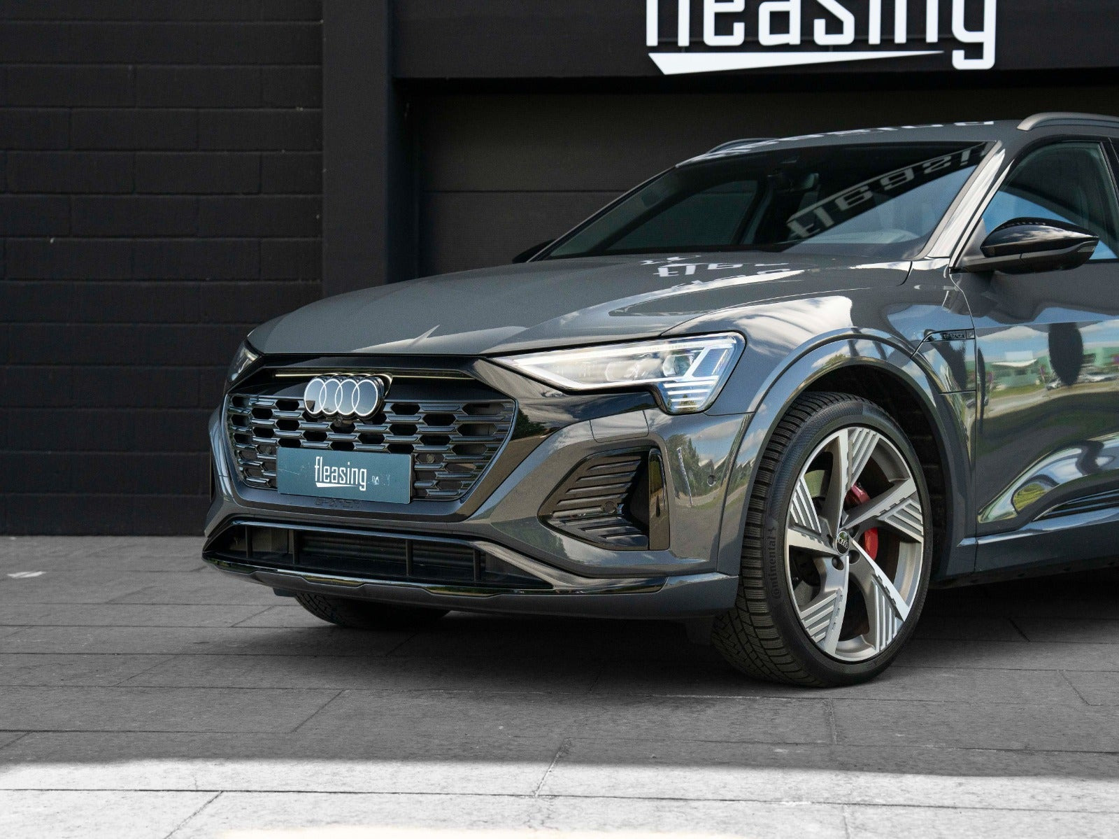 Grå Audi Q8 e-tron fra 2024
