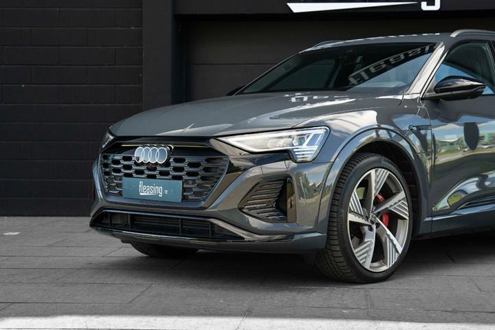 Grå Audi Q8 e-tron fra 2024