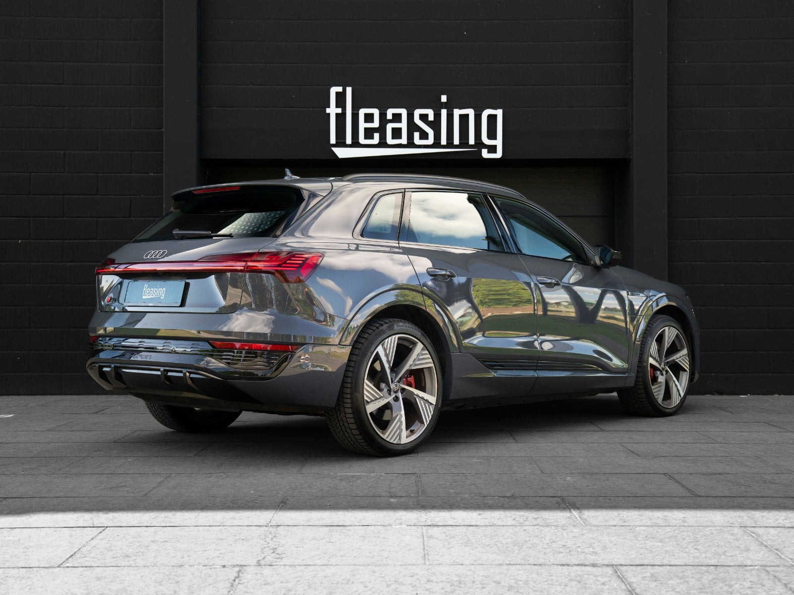 Grå Audi Q8 e-tron fra 2024
