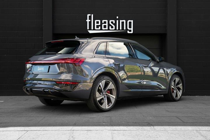 Grå Audi Q8 e-tron fra 2024