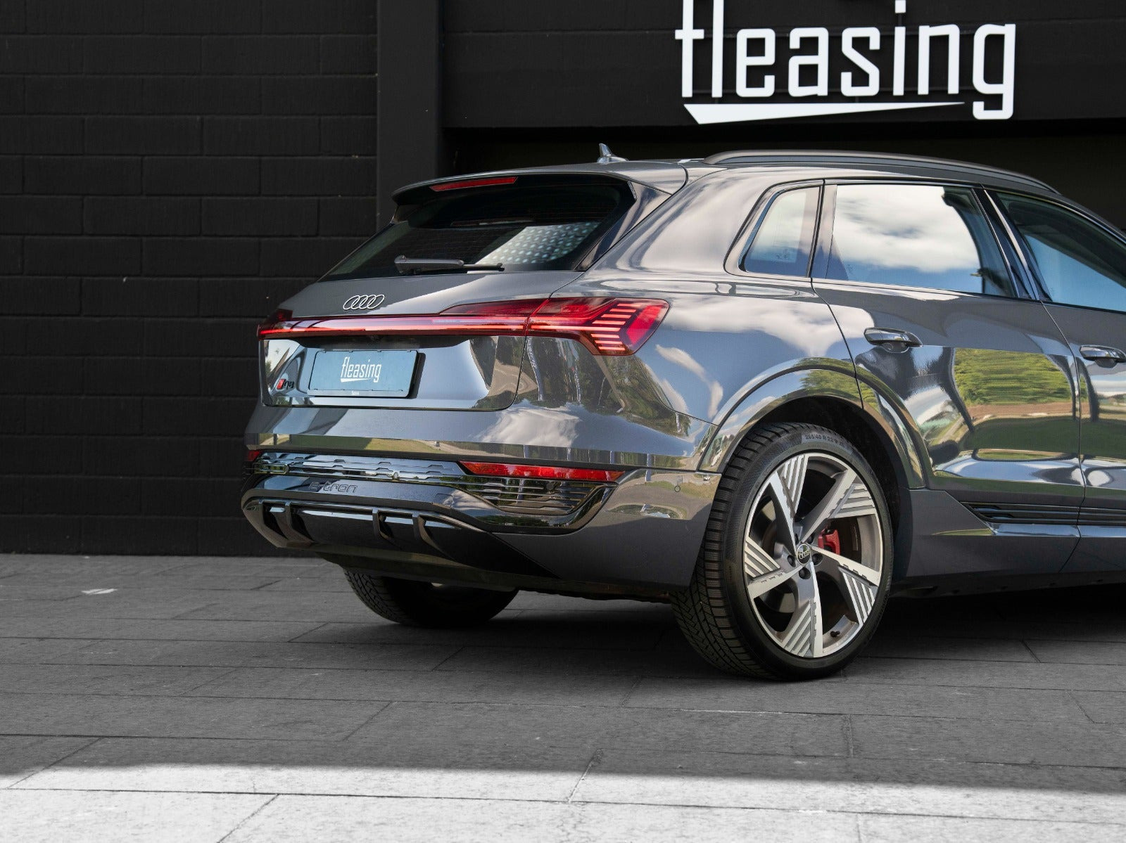 Grå Audi Q8 e-tron fra 2024