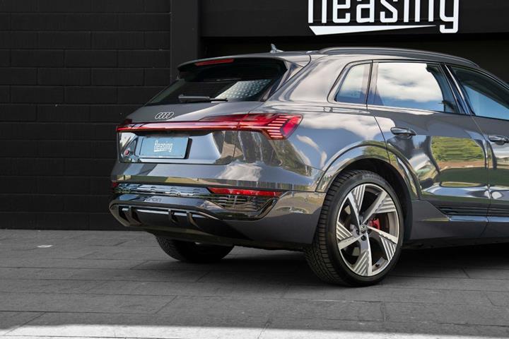 Grå Audi Q8 e-tron fra 2024