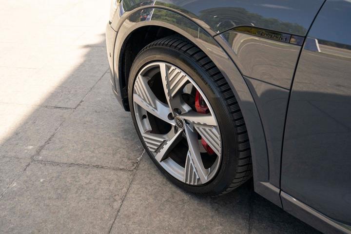 Grå Audi Q8 e-tron fra 2024