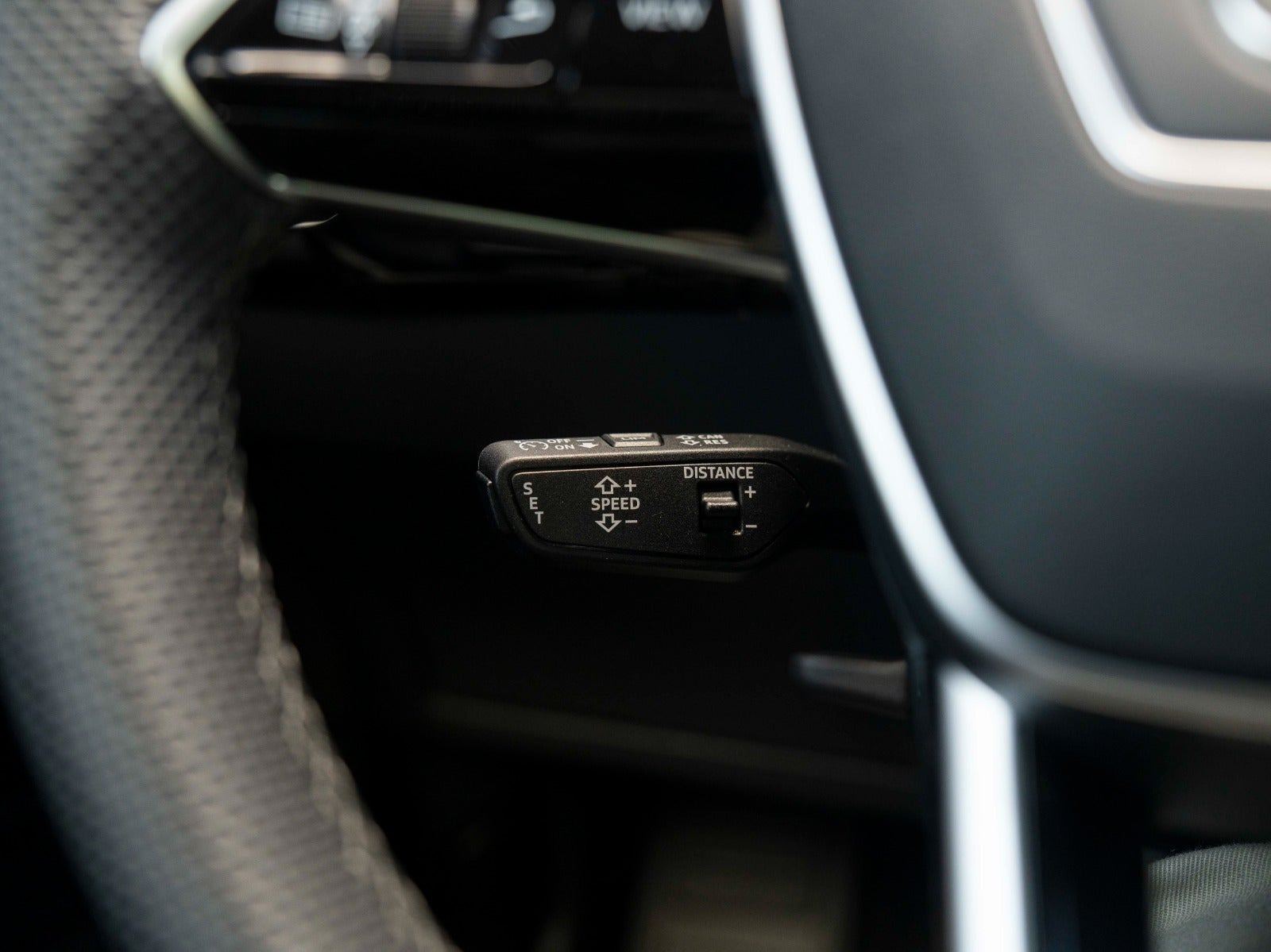 Grå Audi Q8 e-tron fra 2024
