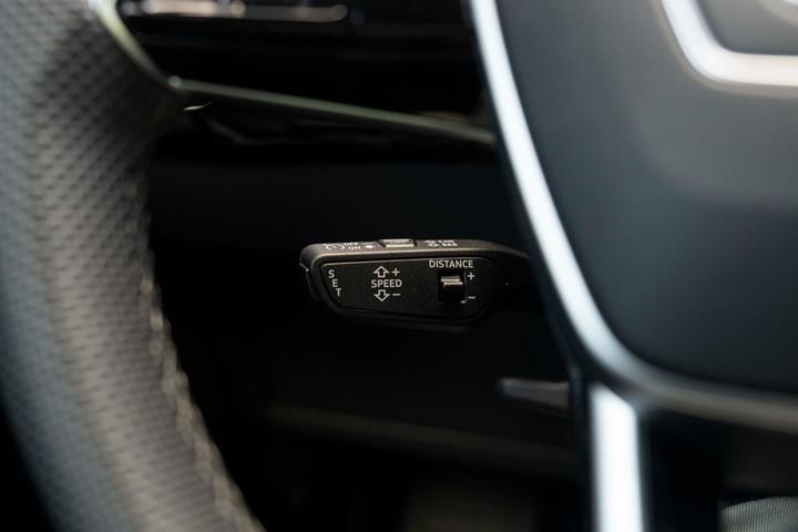 Grå Audi Q8 e-tron fra 2024