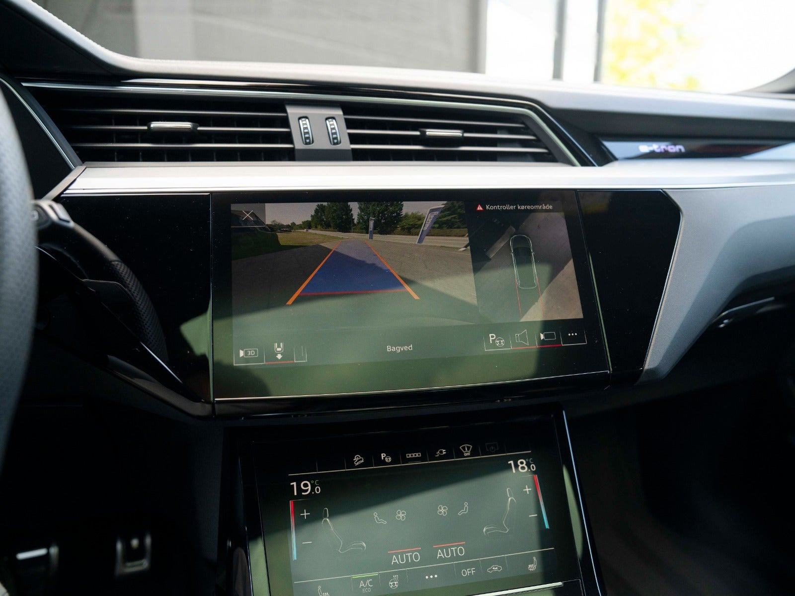 Grå Audi Q8 e-tron fra 2024